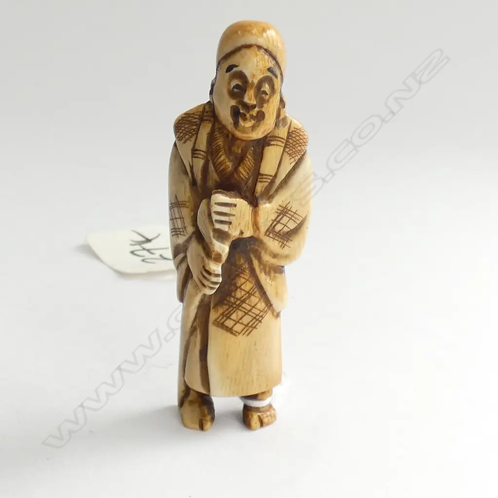 JAPANESE CARVED IVORY NETSUKE MAN W SWORD SIGNED Image 1++