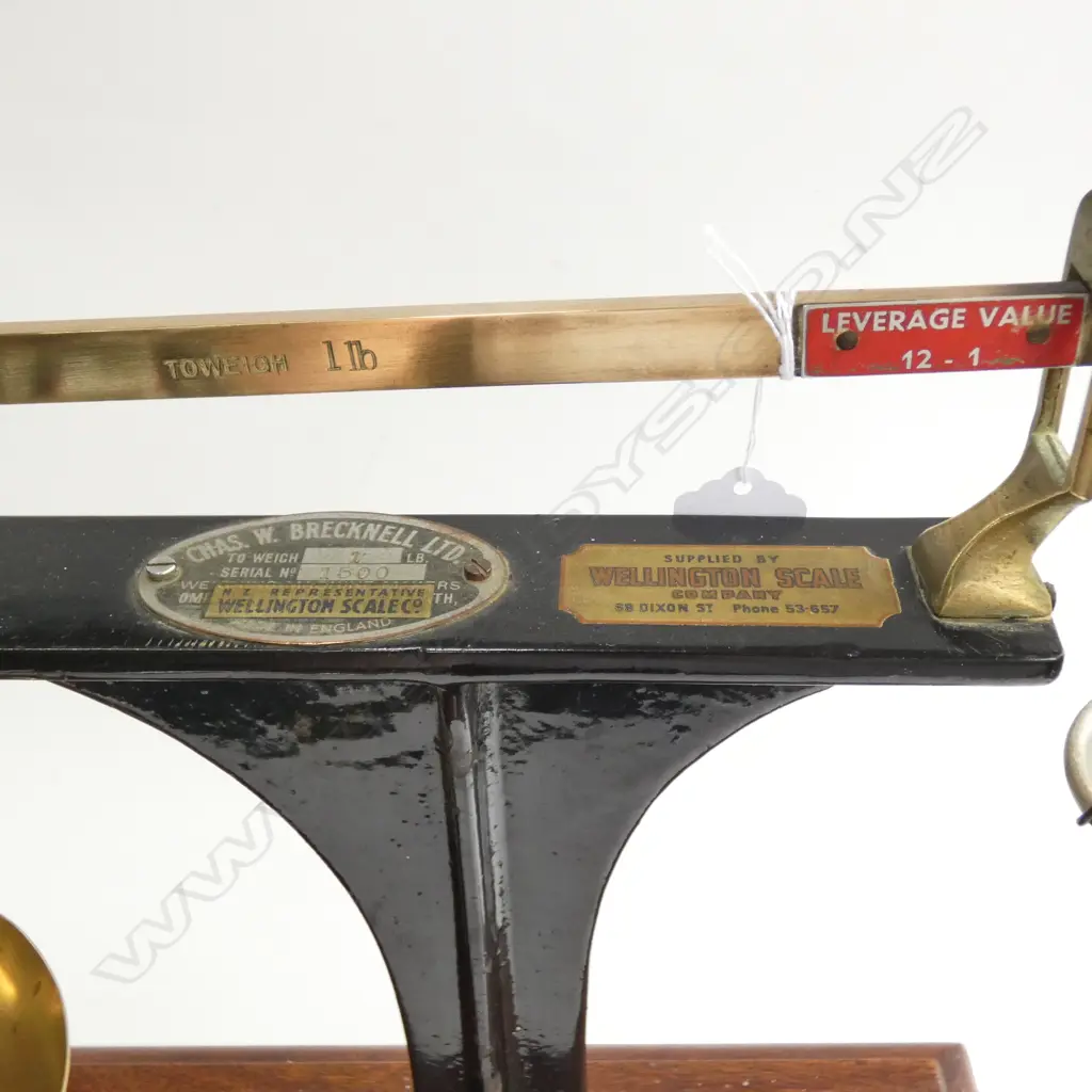 VINTAGE CHAS W BRECKNELL LTD BLACK IRON 1LB SCALES, BRASS, WOODEN STAND Image 1++