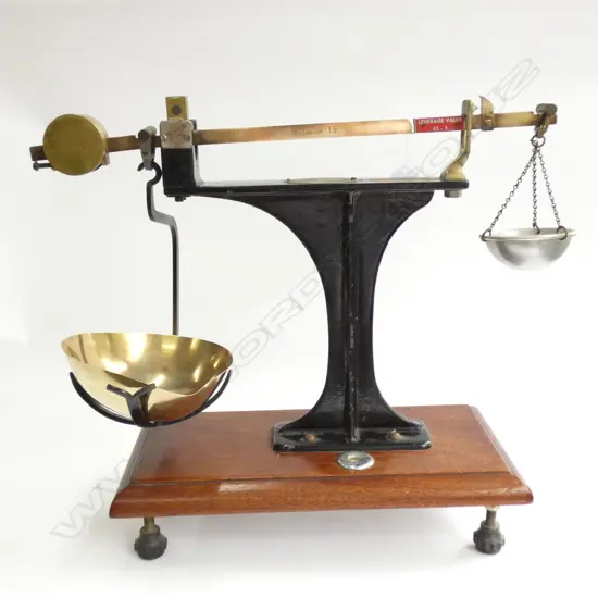 VINTAGE CHAS W BRECKNELL LTD BLACK IRON 1LB SCALES, BRASS, WOODEN STAND