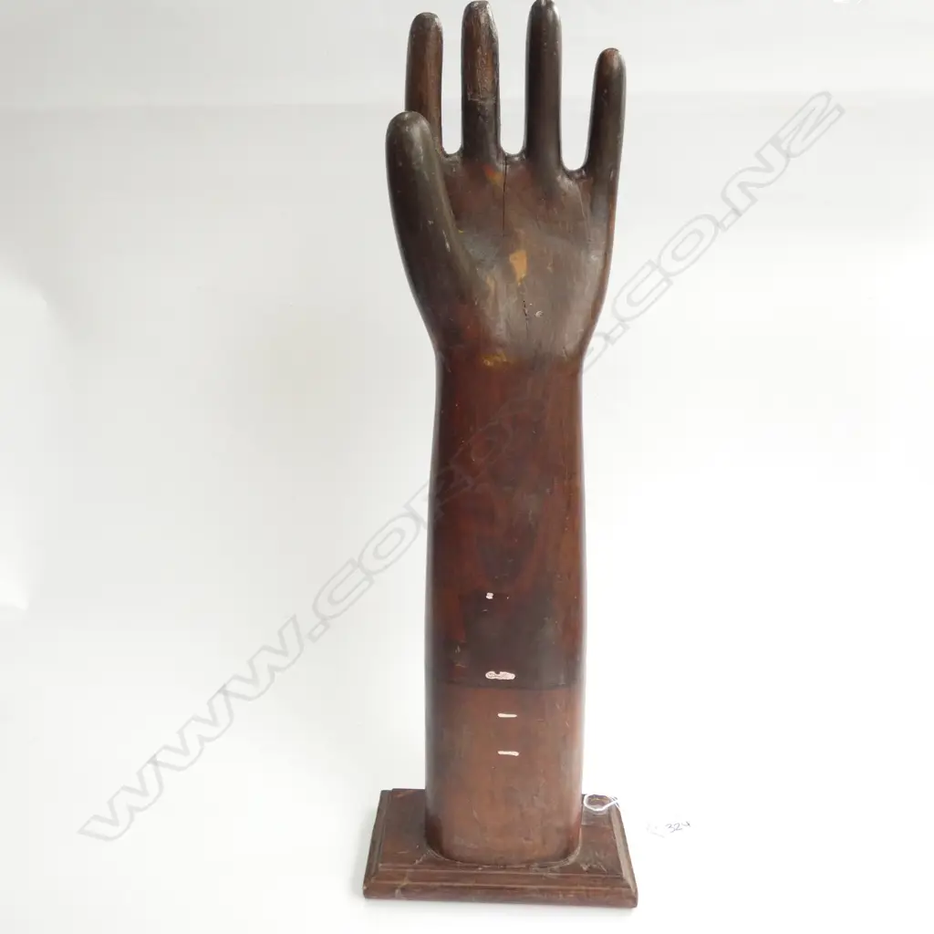 C 1900 GLOVE MOLD ON STAND Image 1++