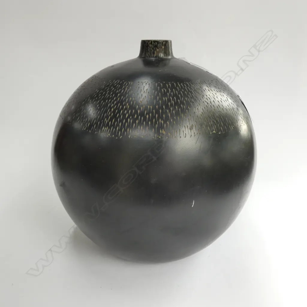 TRIBAL TYPE RESIN ORB VASE H.255mm Image 1++