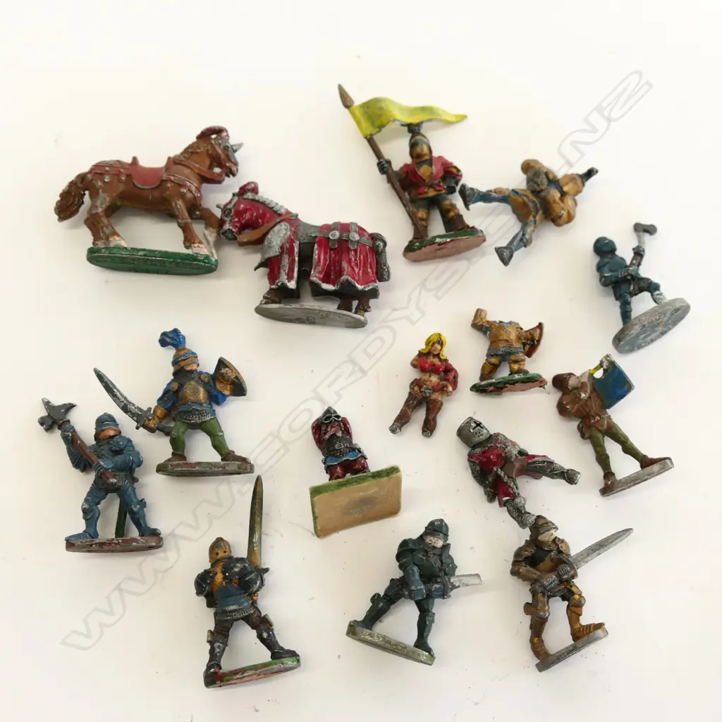 COLLECTION OF SMALL TIN SOLDIERS & OTHER FIGURES Image 1++