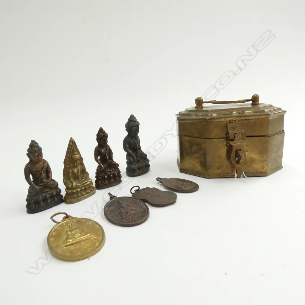 4 SMALL BRONZE BUDDHAS AND 4 VINTAGE PENDANTS IN BRASS BOX Image 1++