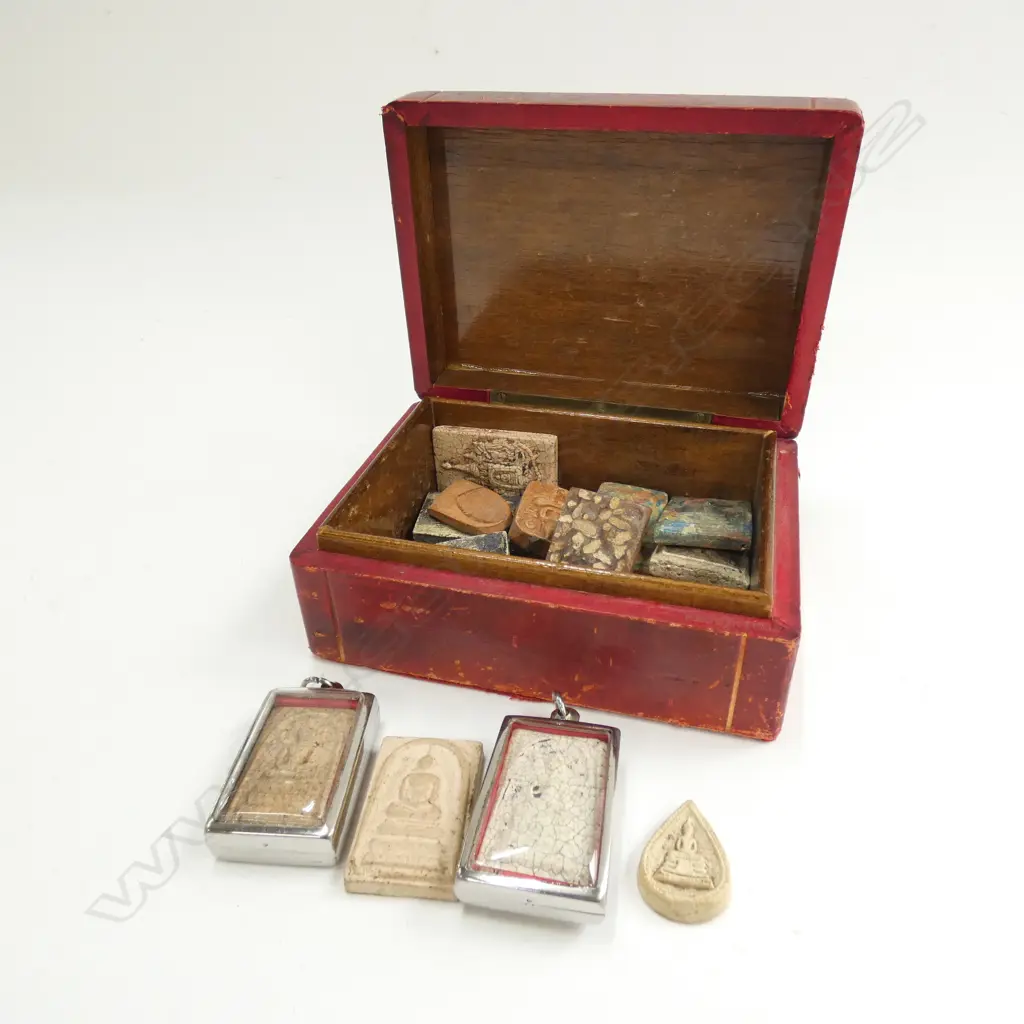 BOX VINTAGE THAI BUDDHA CLAY PLAQUES + 2 PENANTS Image 1++