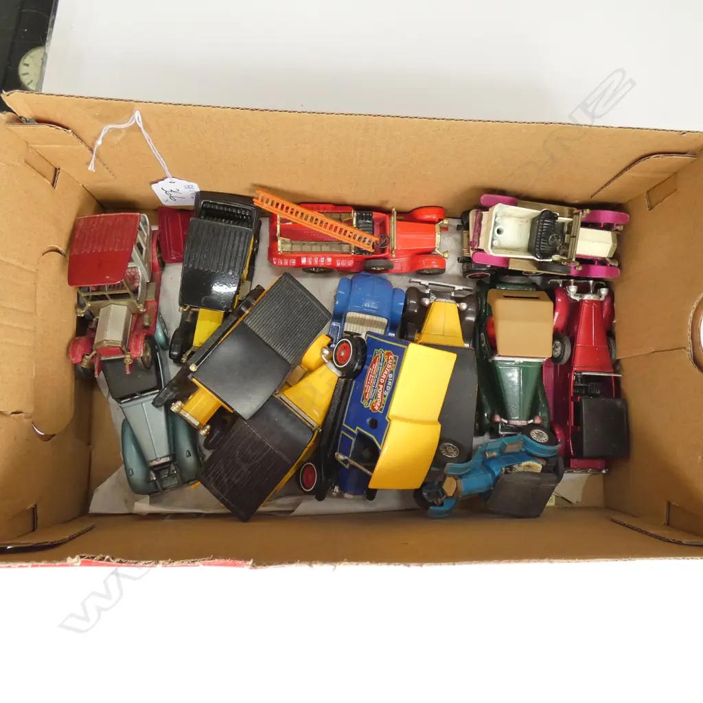 SM BOX ASST VINTAGE MATCHBOX CARS & OTHERS Image 1++