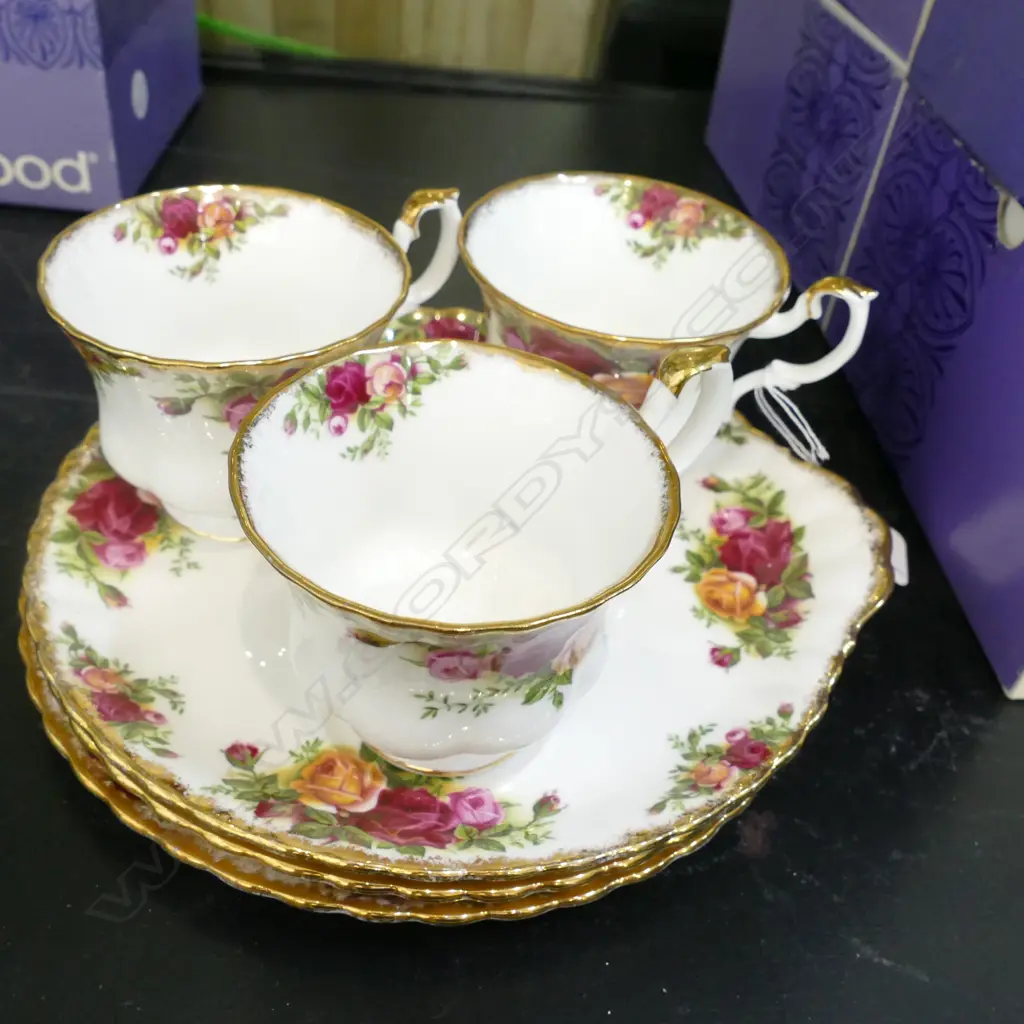 3 R/ALBERT OLD COUNTRY ROSES HOSTESS TRAYS & CUPS Image 1++