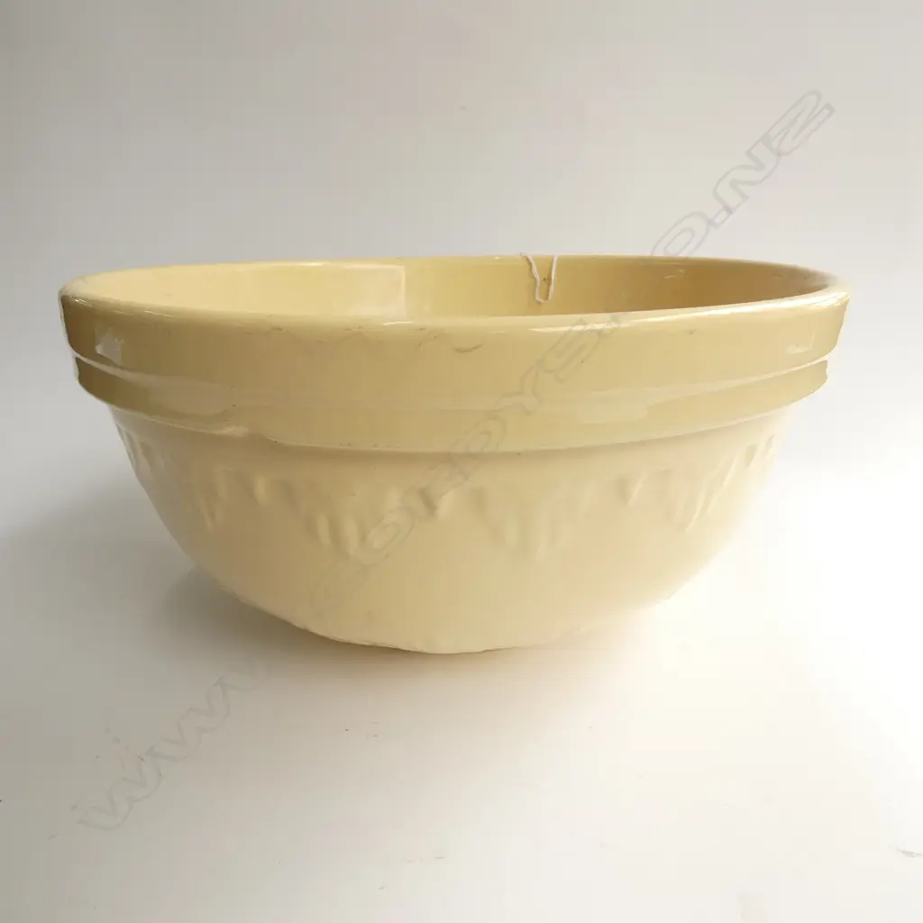 NEW ZEALAND POTTERY MXING BOWL Image 1++