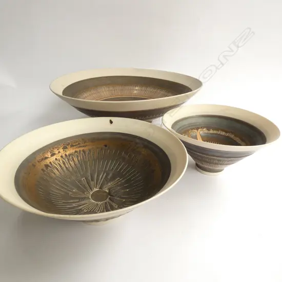 SET 3 GRADUATED GWENEVIEVE FORRESTER POTTERY BOWLS...