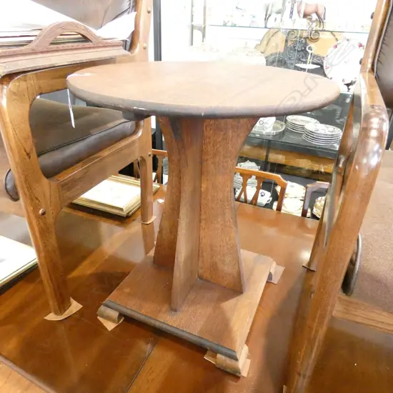 AN OAK ARTS AND CRAFTS SIDE TABLE