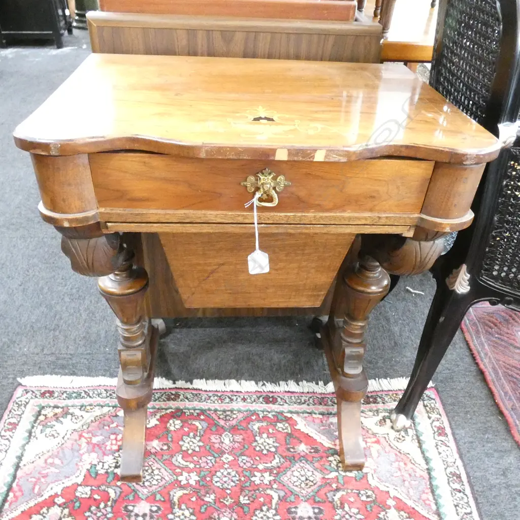 VICT. WALNUT TABLE (AF) Image 1++