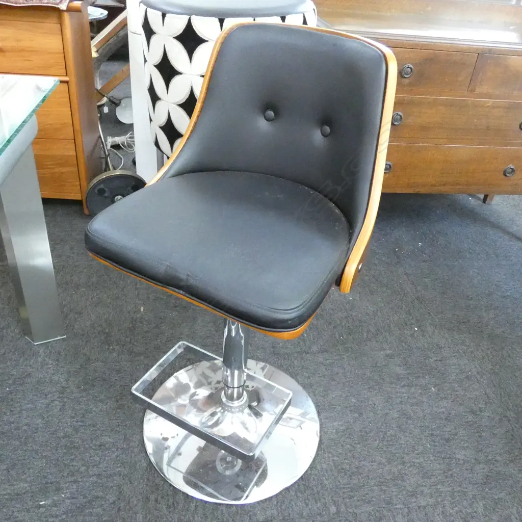 4 VINYL AND PLYWOOD KITCHEN STOOLS ADJ. HEIGHT AF Image 1++