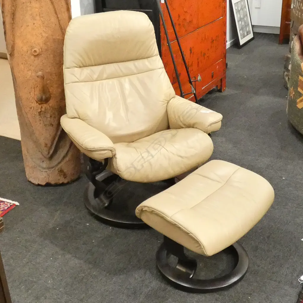 CREAM LEATHER STRESSLESS CHAIR WITH STOOL Image 1++
