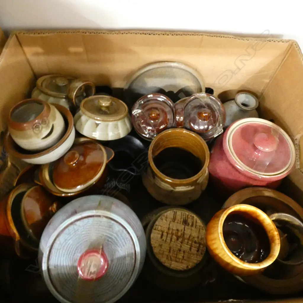 	BOX OF NZ STUDIO POTTERY Image 1++