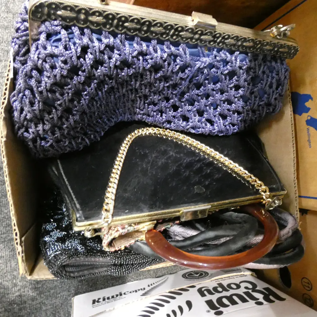 BOX LOT ASST BEADED BAGS Image 1++