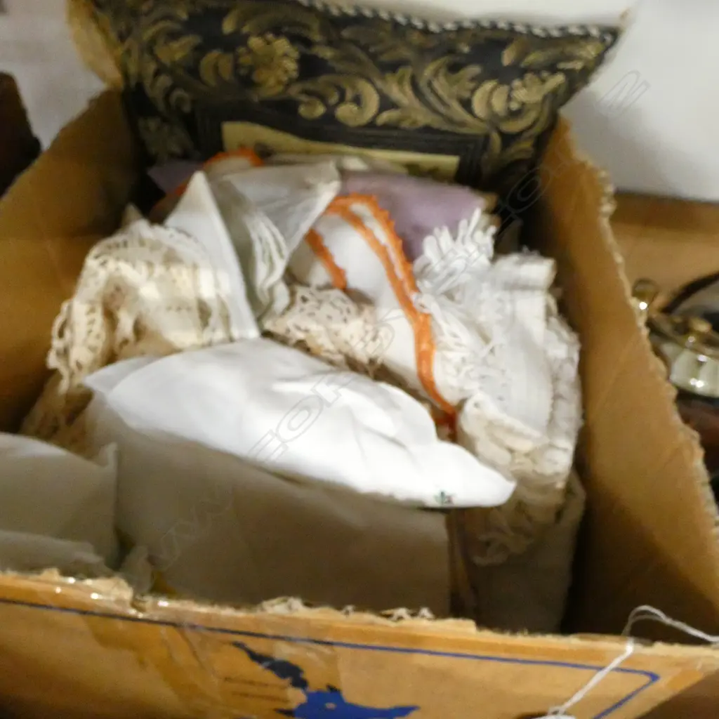 BOX OF VINTAGE LINEN ENBROIDERED ETC Image 1++