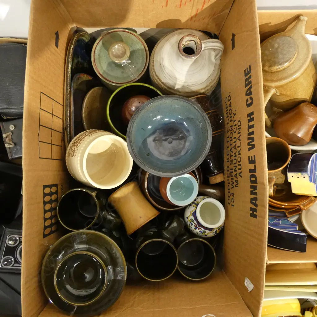 BOX OF NZ STUDIO POTTERY Image 1++