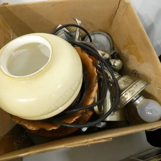 ASSORT. MISCELLANEOUS ITEMS ICLUDING LAMP & METAL ITEMS