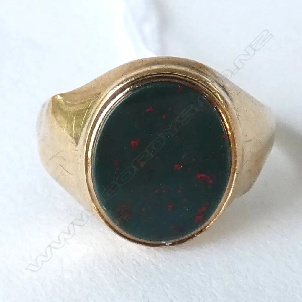 9CT GOLD AND BLOODSTONE RING (BAND BENT) Image 1++