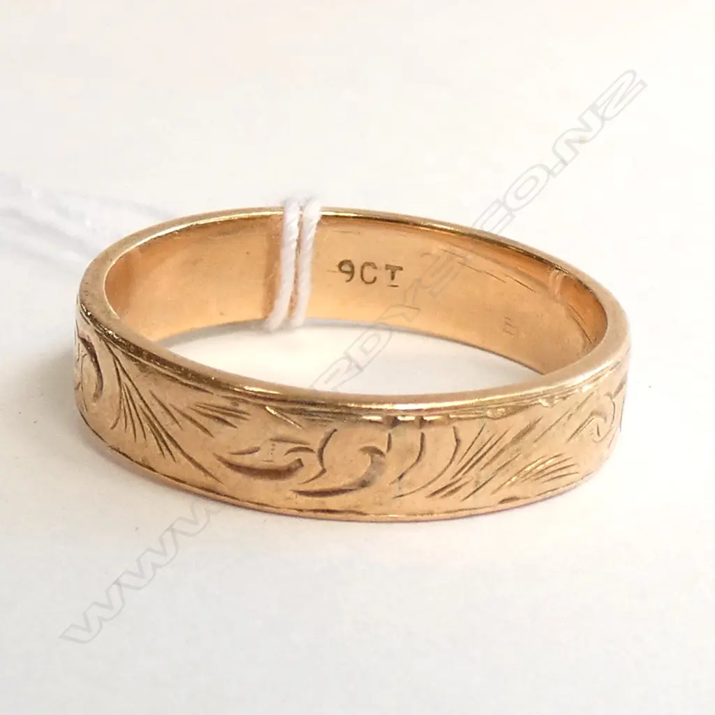 9CT GOLD ENGRAVED WEDDING RING 4.4 GRAMS Image 1++