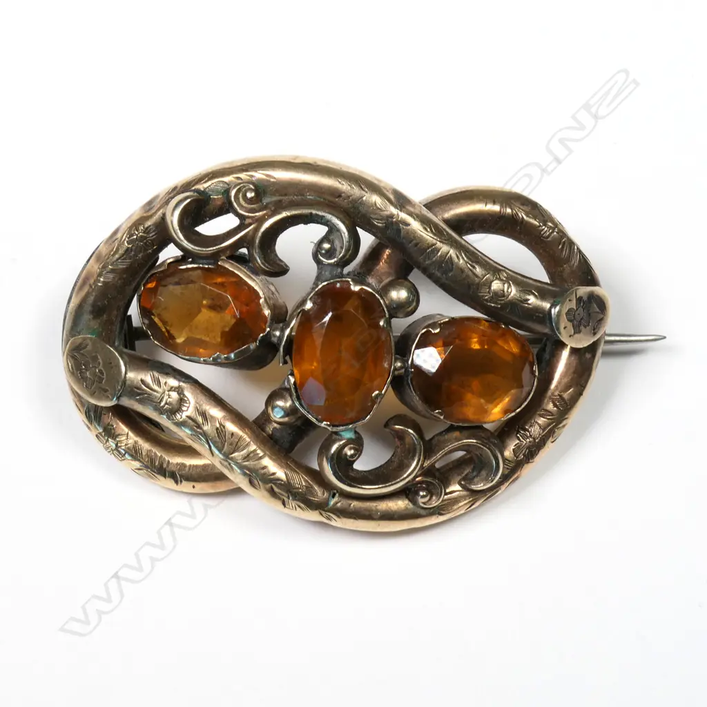 ANTIQUE ENGRAVED PINCHBECK THREE CITRINE BROOCH, L. 40MM Image 1++