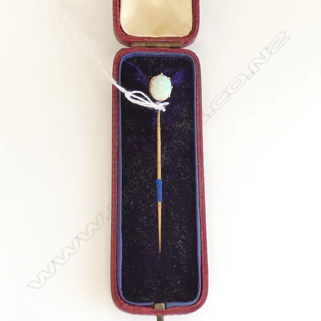 9CT GOLD AND OPAL PIN IN CASE Image 1++