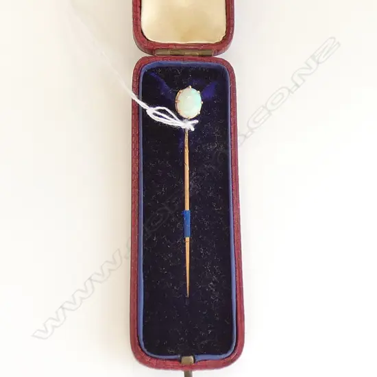 9CT GOLD AND OPAL PIN IN CASE