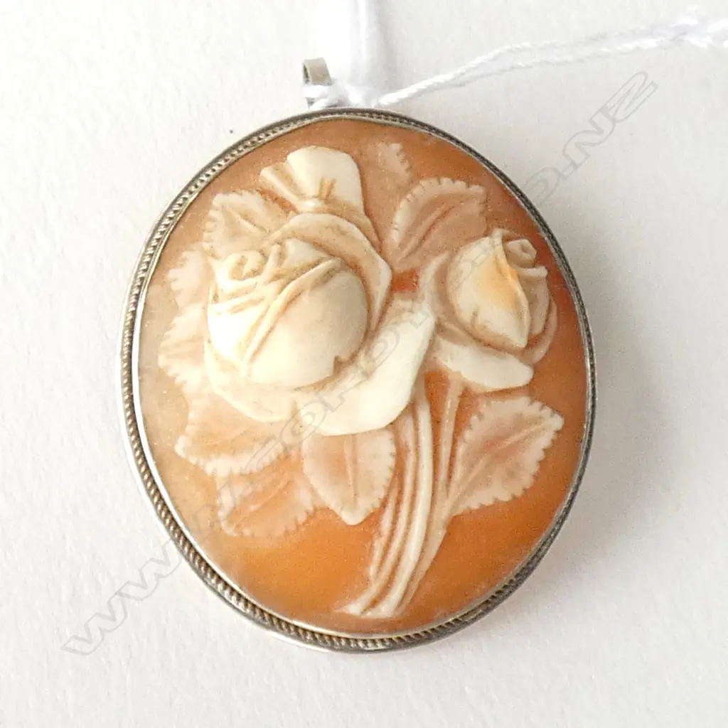 SILVER FRAMED CAMEO BROOCH - ROSES Image 1++