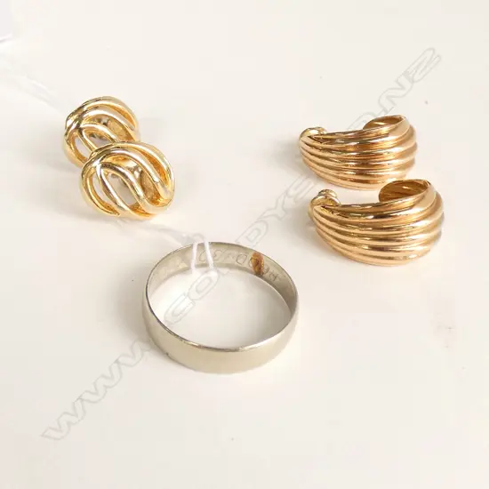 18 CT WHITE GOLD? WEDDING RING, 2 PRS GOLD? EARINGS W