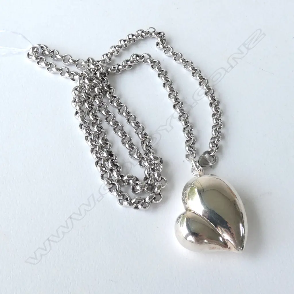SILVER NECKLACE WITH HEART PENDANT SILVER 22.7GMS Image 1++