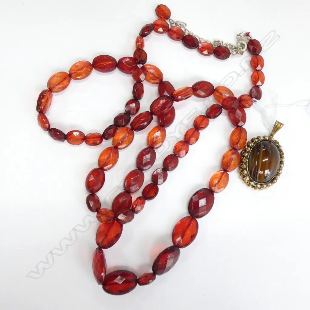 VINTAGE BAKELITE GRADUATED NECKLACE & COSTUME BROOCH Image 1++