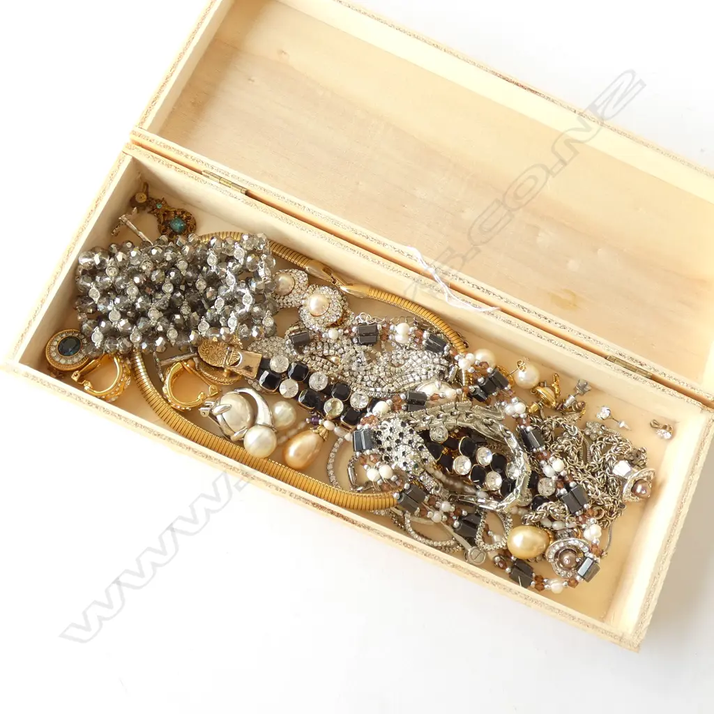 BOX OF CRYSTAL & PEARL DRESS EARRINGS/ BRACELETS, JEWELLERY Image 1++