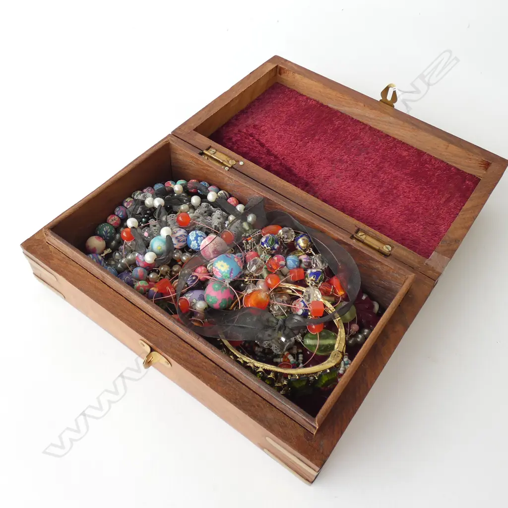 BOX OF COSTUME JEWELLERY/ WATCH ETC IN WOODEN BOX Image 1++
