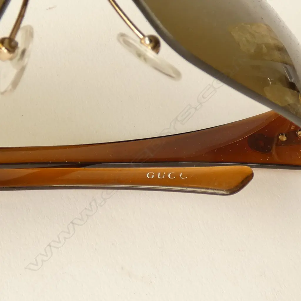 GUCCI SUNGLASSES IN CASE Image 1++