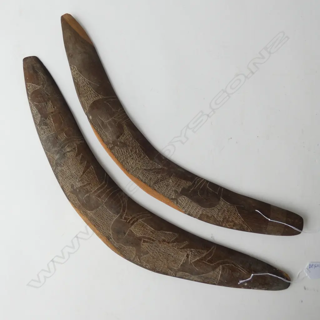 2 CARVED BOOMERANGS L. 550MM Image 1++