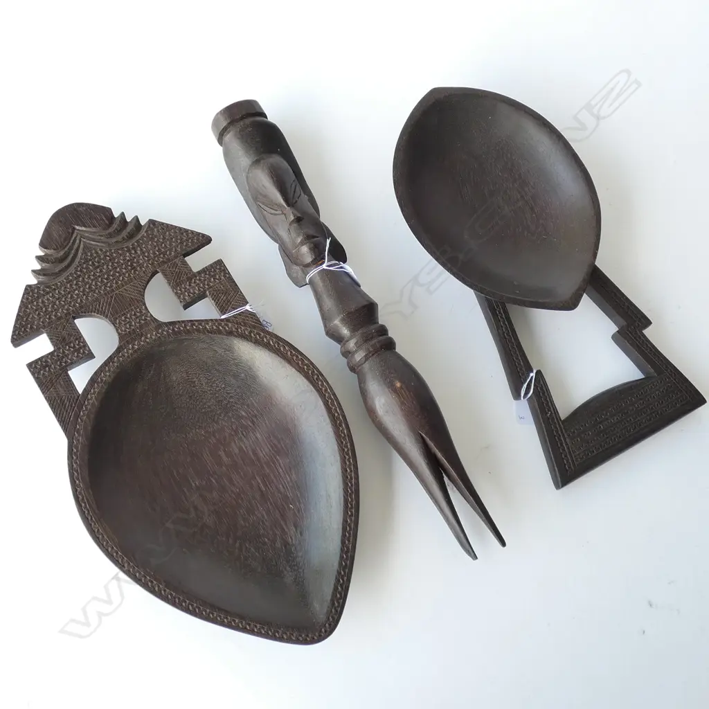 3 TRIBAL PCES; 2 DISHES + FIJIAN CANNIBAL FORK L. 380MM Image 1++
