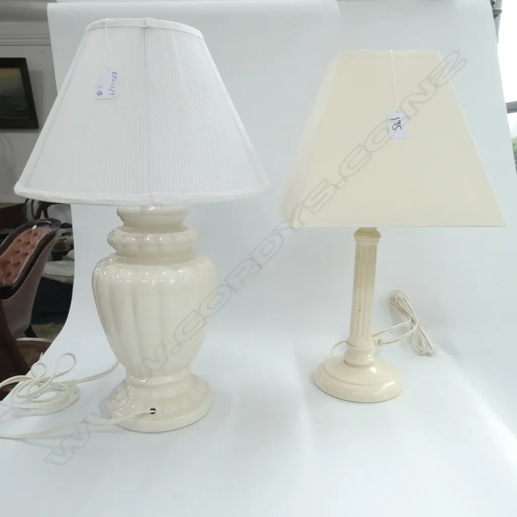 2 WHITE LAMPS Image 1++