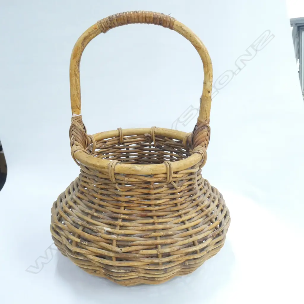 VINTAGE CANE BASKET Image 1++