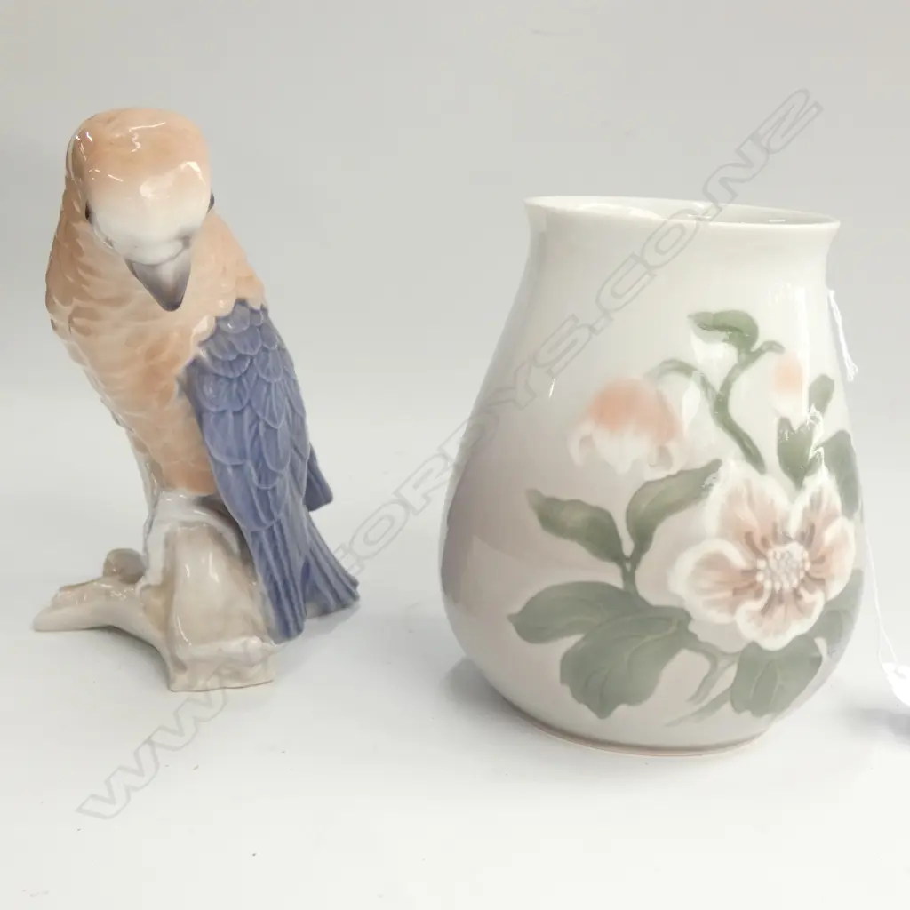 B+G VASE + PARROT ORNAMENT Image 1++