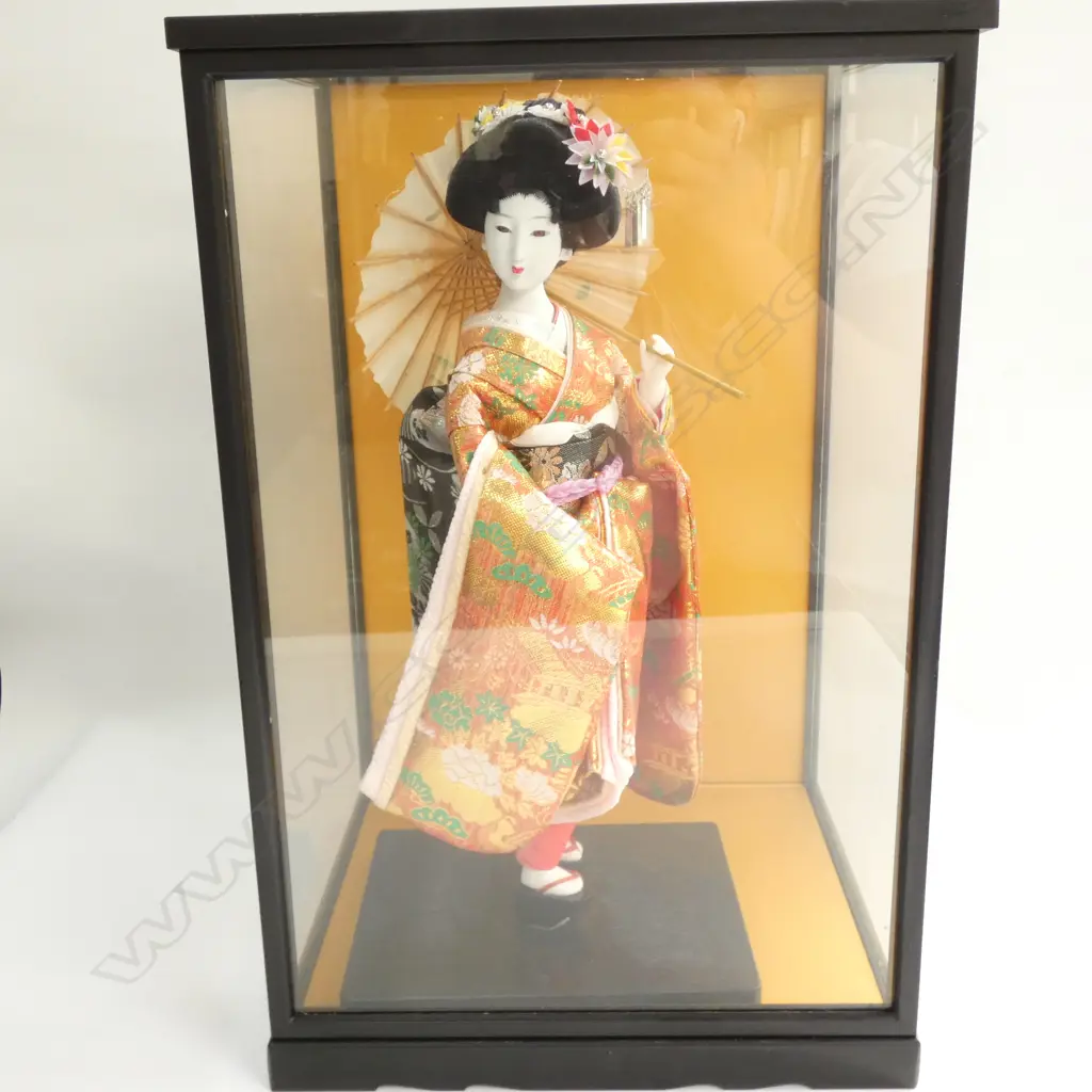 CASED JAPANESE GEISHA DOLL Image 1++