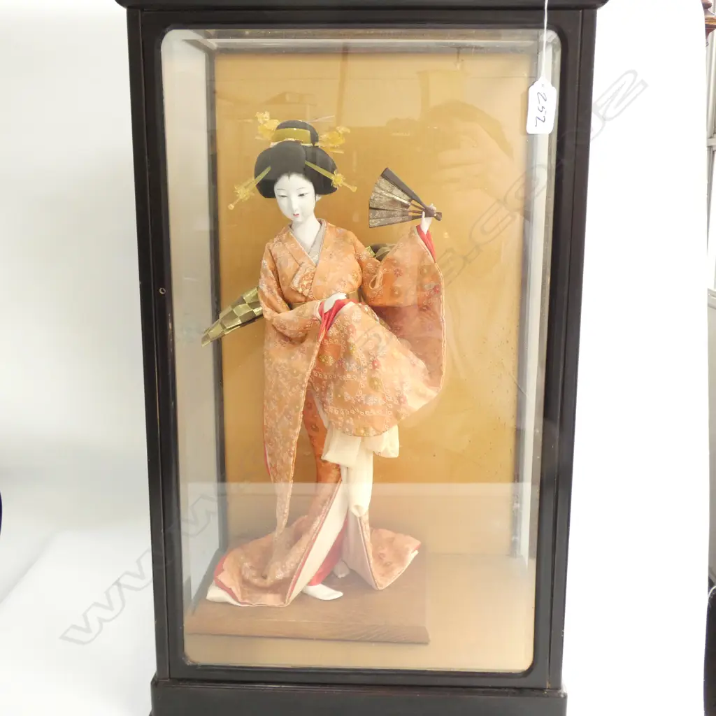 CASED JAPANESE GEISHA DOLL Image 1++