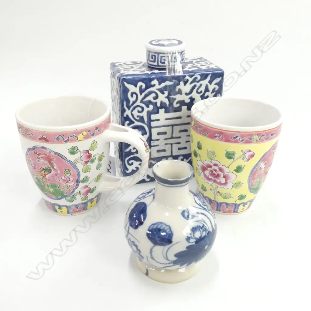 OLD CHINESE B+W TEA CADDY+ BOTTLE + 2 FAMILLE ROSE MUGS Image 1++