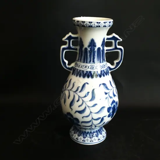 CHINESE BLUE & WHITE VASE H.21cm