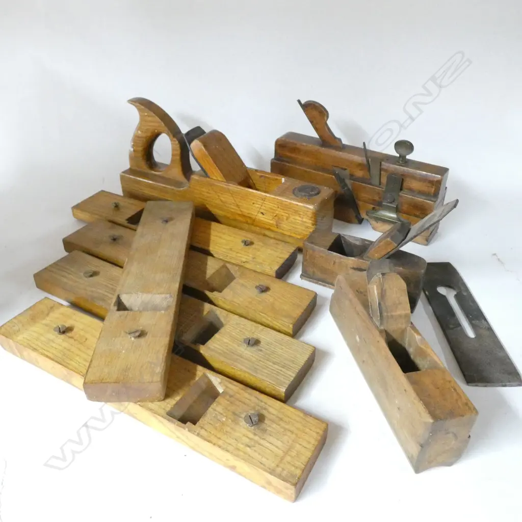 PATTERN MAKER'S PLANE WITH SELECTION OF CURVED SOLES, DATED 1926 Image 1++