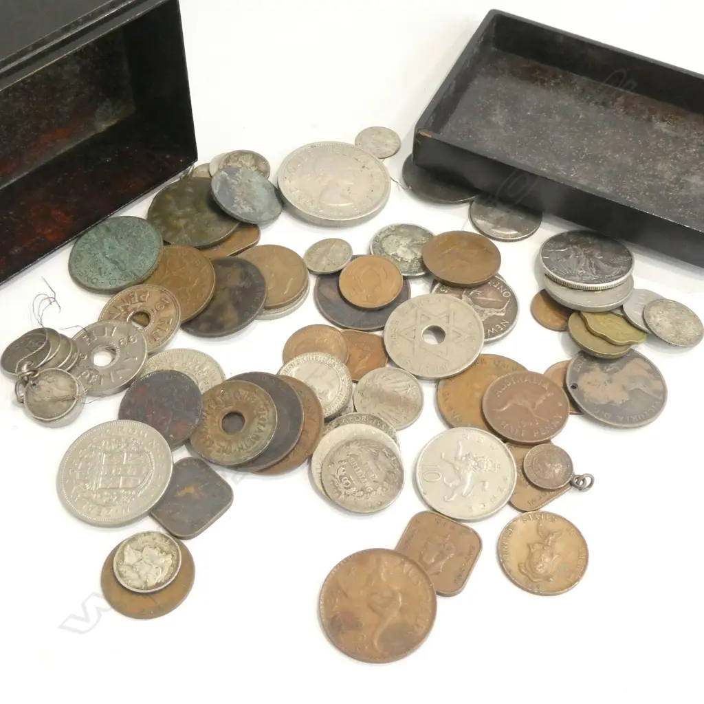 COLLECTION ASST. WORLD COINS IN LACQUER BOX Image 1++