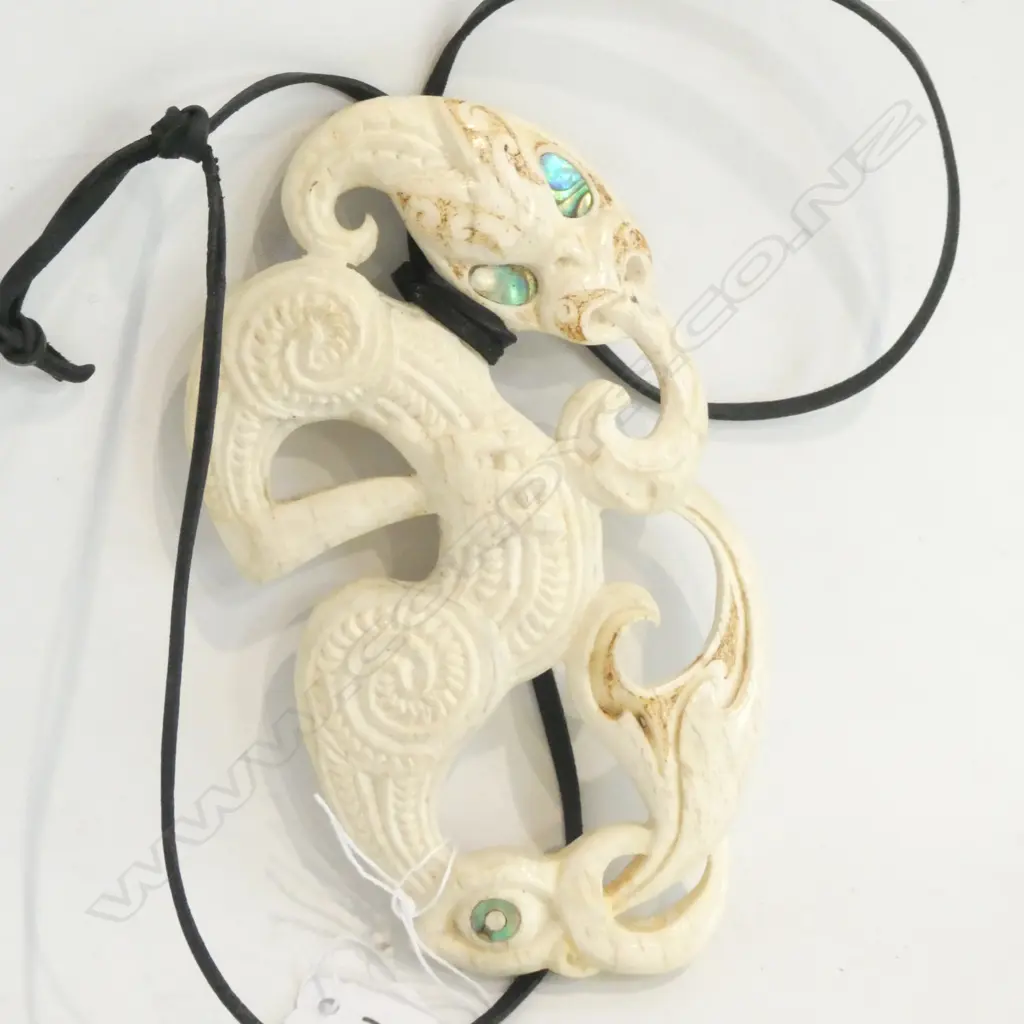 HANGING CARVED MAORI FIGURE OF A MANAIA Image 1++