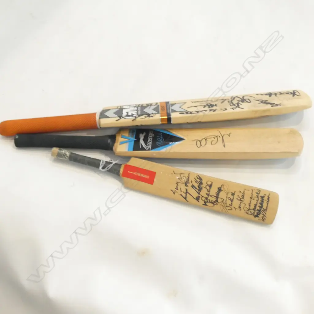 3 AUTOGRAPHED BATS MICHEAL CLARK +2 1990S NZ TEAMS Image 1++
