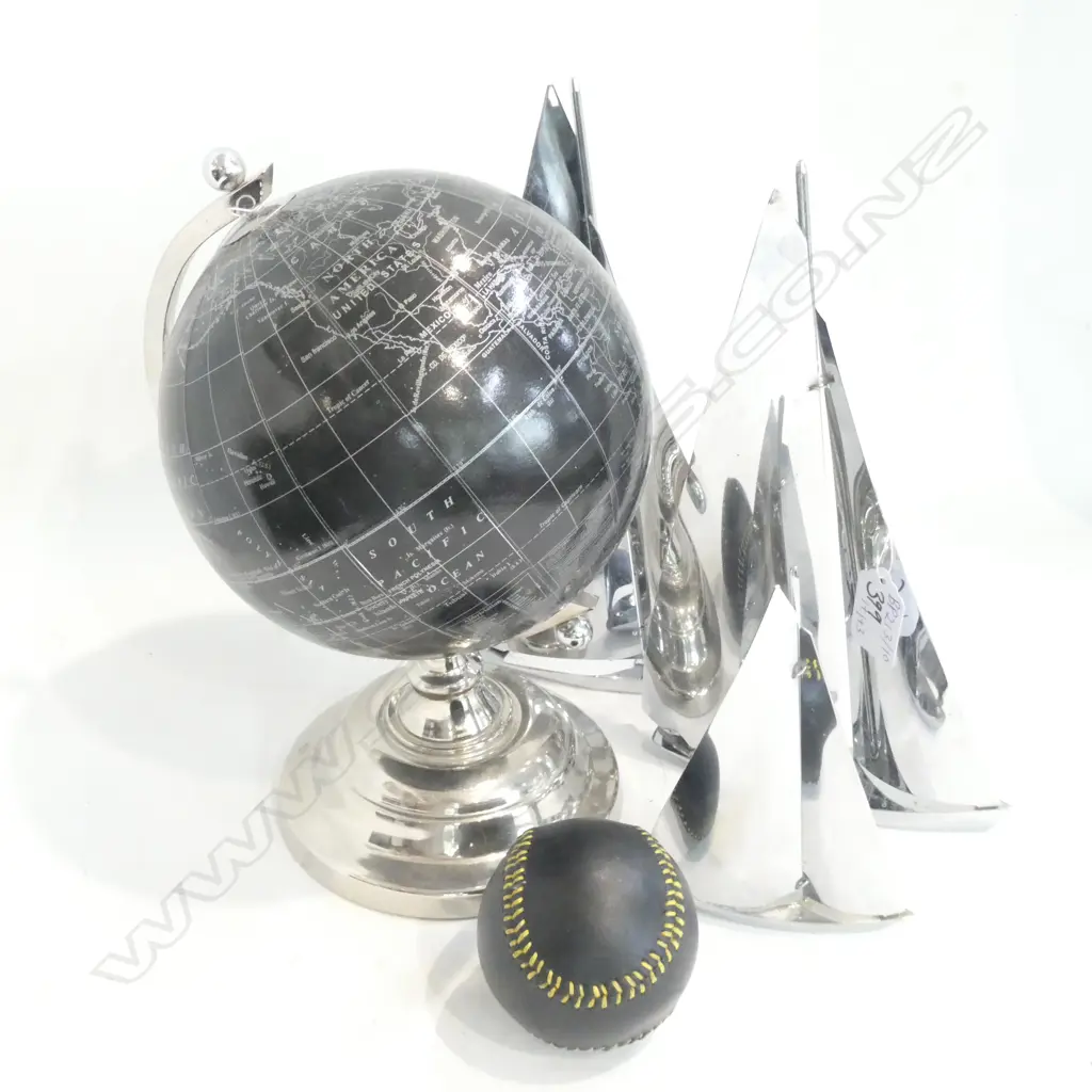 GLOBE + 3 CHROME SAIL BOATS + BASEBALL Image 1++