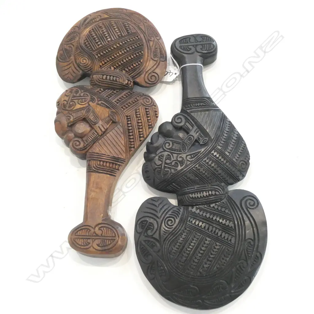 2 MAORI CARVED WOODEN MAORI WAHAIKA HAND CLUBS L. 340MM Image 1++