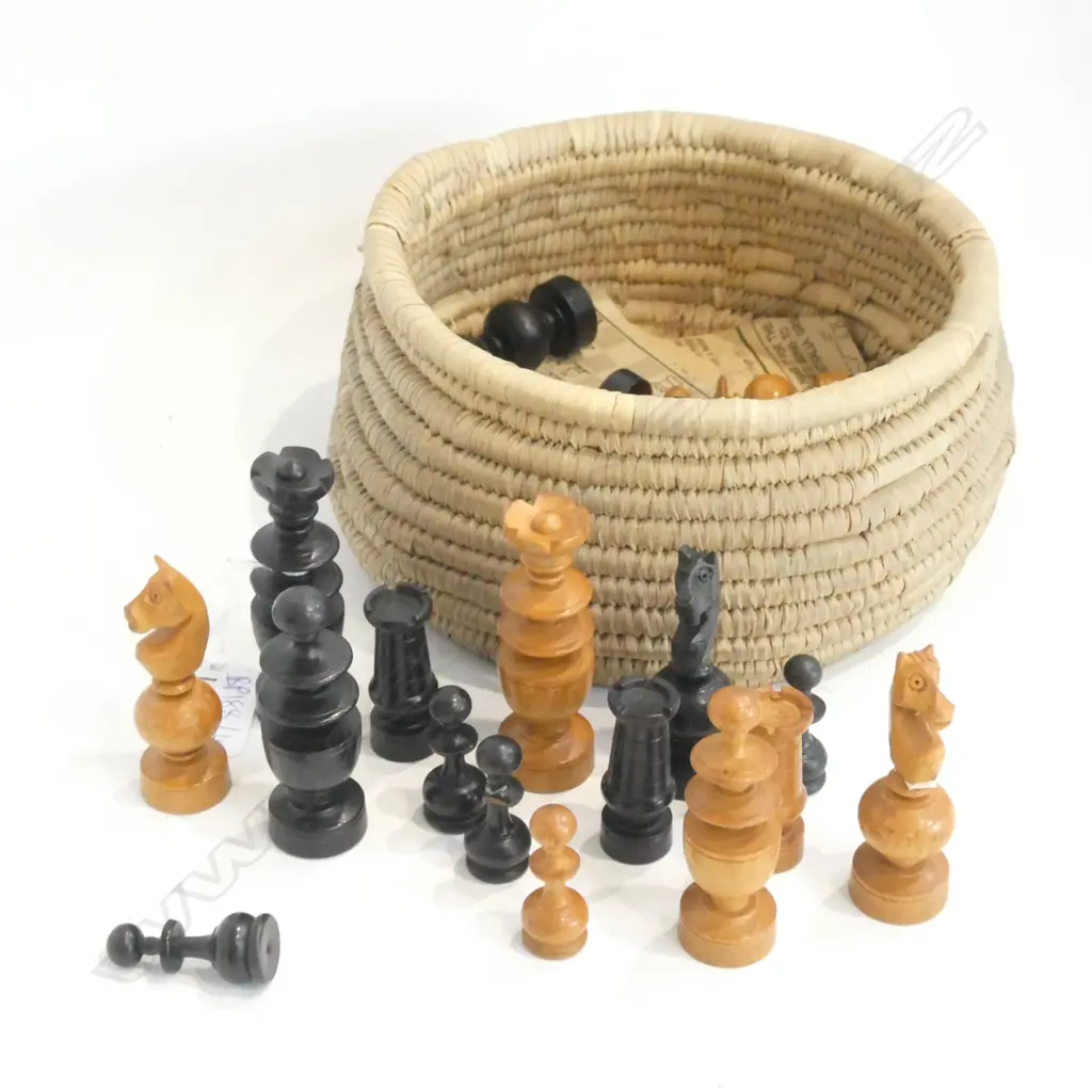 COMPLETE SET BOXWOOD AND EBONY STAUNTON PATTERN CHESS SET 32 PCES  Image 1++
