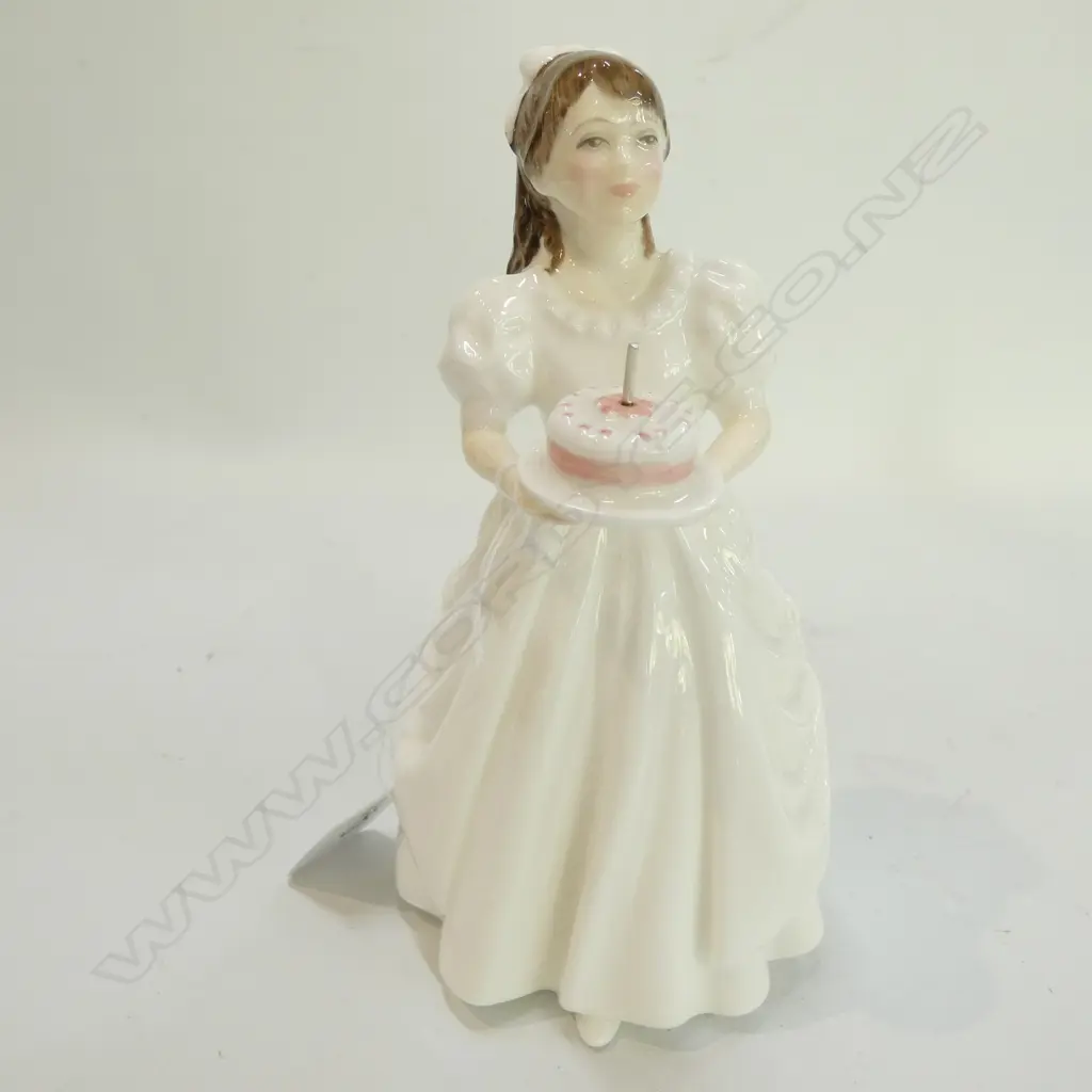 ROYAL DOULTON FIGURE BIRTHDAY GIRL 15CM HN3423 Image 1++